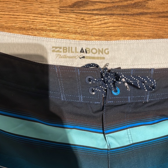 Billabong Size 40 Boardshorts - Picture 3 of 3